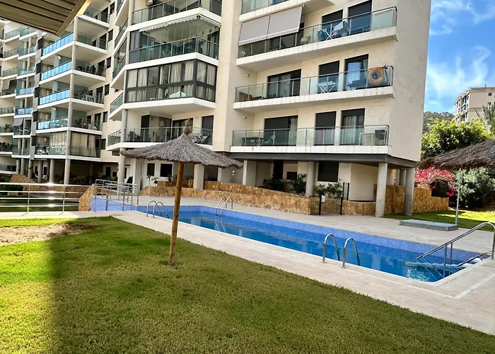 Luxurious Newly Renovated 2 Bedroom Condo By The Beach