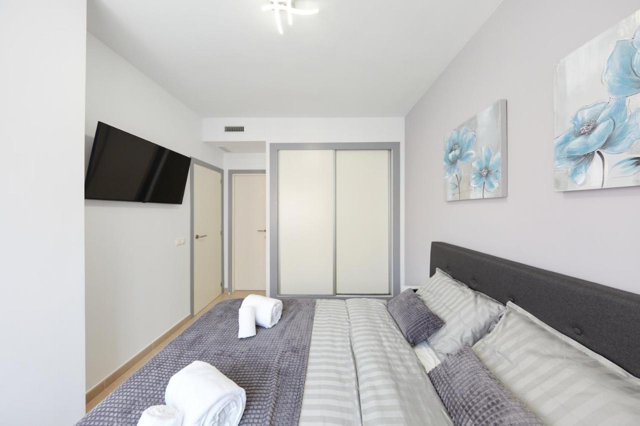 Apartment Luxurious Newly Renovated 2 Bedroom By The *