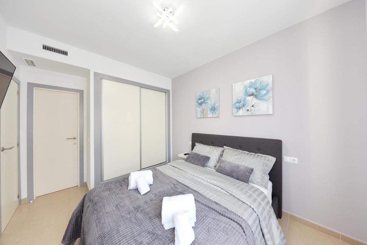 Apartment Luxurious Newly Renovated 2 Bedroom By The
