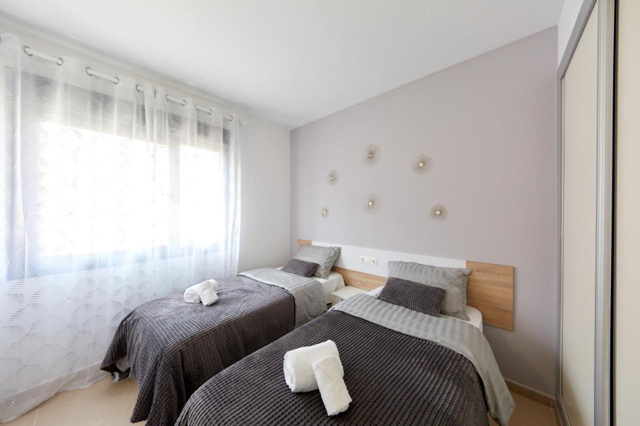 Luxurious Newly Renovated 2 Bedroom By The Apartment *